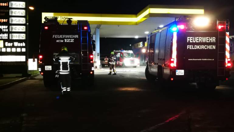 PKW Brand auf Tankstelle