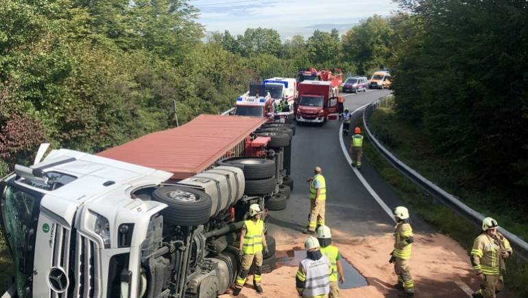 VU A2 LKW mit Schadstoffaustritt