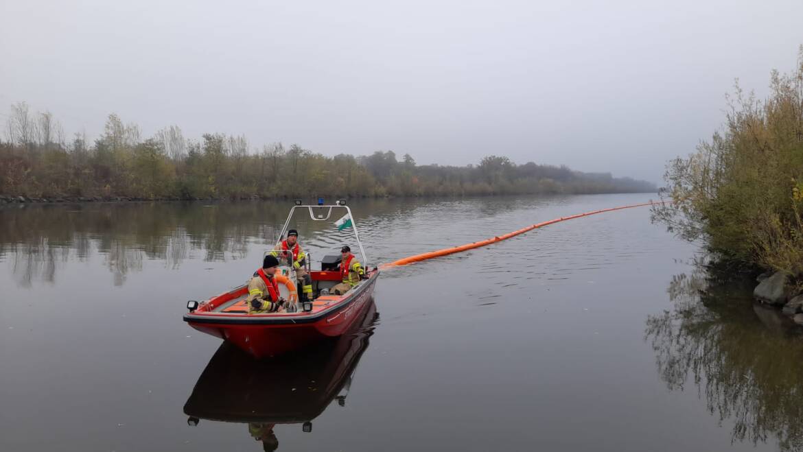 Wasserdiensteinsatz – Abbau einer Ölsperre