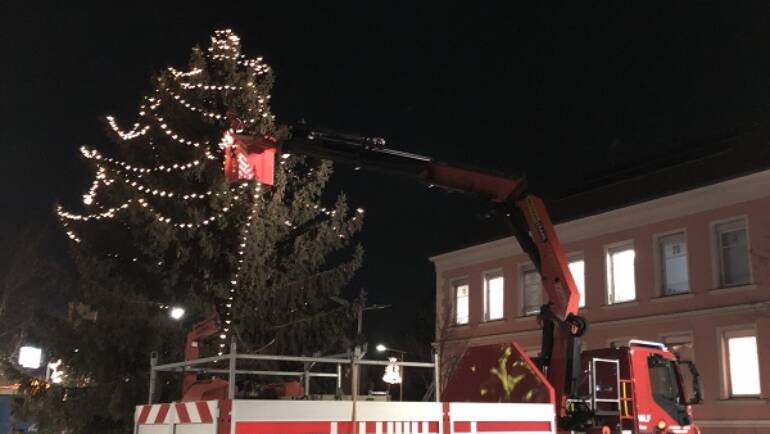 Aufstellend des Christbaumes am Marktplatz