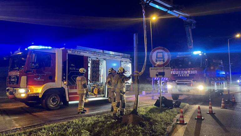 Aufräumarbeiten nach Verkehrsunfall